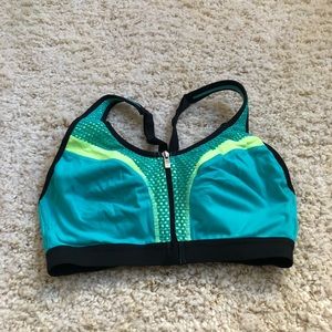 34B Victoria’s Secret sports bra